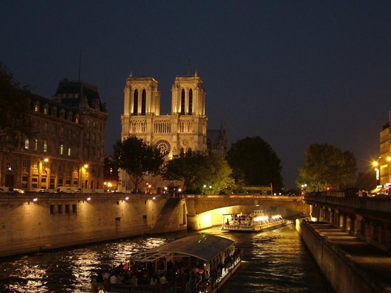 Fotografie nočního pohledu na Notre Dame a Seina v Paříži