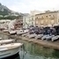 Obrázek ostrova Capri se zakotvenými čluny