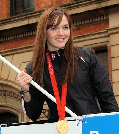 Obrázek ženy s medailí na krku