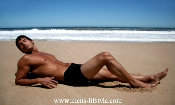 Muž na pláži u moře při odpočinku