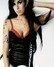 Amy Winehouse v černém korzetu s tetováním na ruce