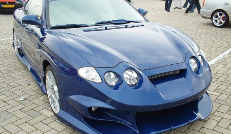 Foto přední části automobilu modré barvy