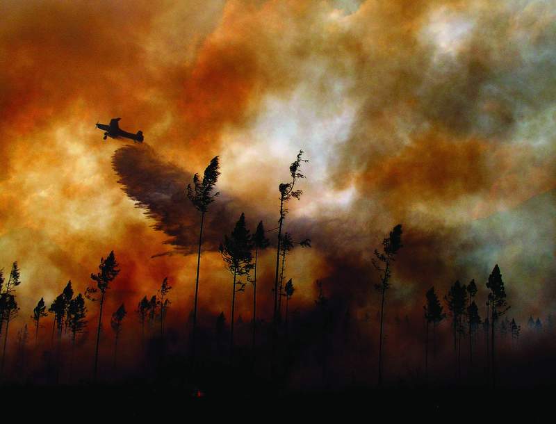 Snímek letadla při hašení lesního požáru