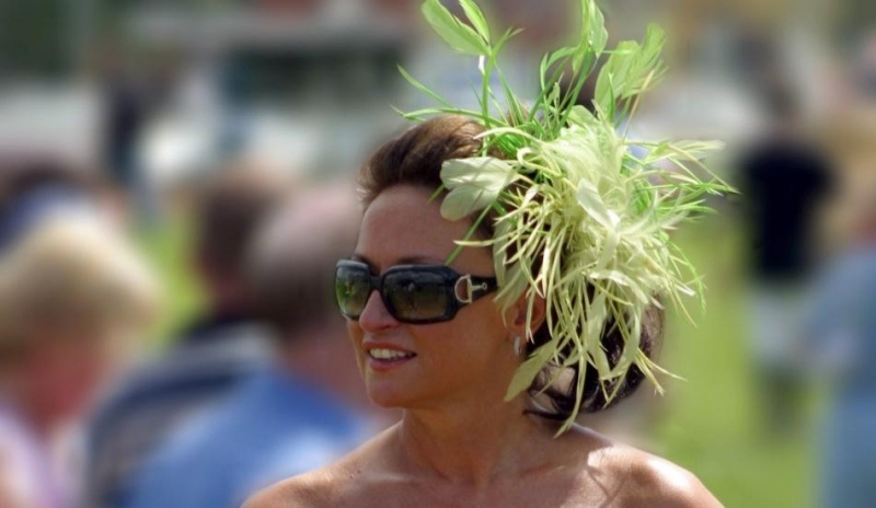 Fotografie ženy s květinovou ozdobou na hlavě a slunečních brýlích