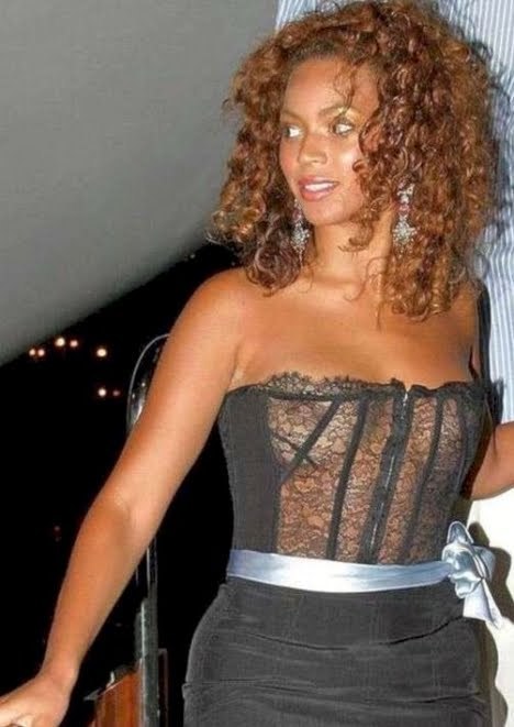 Zpěvačka Beyonce v šatech s krajkovou aplikací na prsou