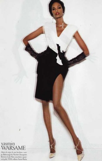 Yasmin Warsame v černo bílém modelu