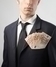Fotografie muže v obleku s bankovkami v klopě