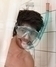 Muž ve sprchovacím koutu se šnorchlem