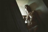 Fotografie ženy odhalující svá prsa