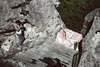 Muž fotící nahou ženu mezi skalami