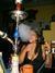 Snímek ženy kouřící vodní dýmku