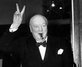 Černobílá fotografie Winstona Churchilla s doutníkem v puse