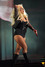 Christina Aguilera na pódiu v černém outfitu