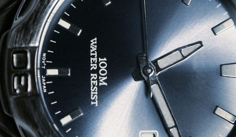 Snímek zachycující ciferník pánských sportovních hodinek