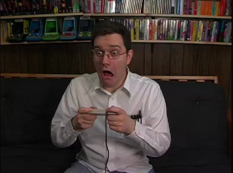 Fotografie muže s překvapeným výrazem při hraní počítačové hry