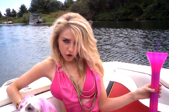 Zpěvačka Courtney Stodden sedící na člunu v růžových plavkách