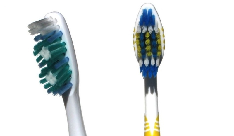 Snímek zobrazující dva zubní kartáčky