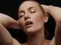 Kate Winslet zachycena s otevřenou pusou a zavřenýma očima