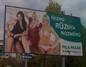 Snímek tří polonahých žen na bilboardu