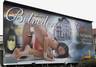 Snímek billboardu se ženou s vystrčeným zadkem propagující noční klub