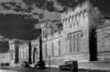 Černobílá fotografie zobrazující staré dobré vězení
