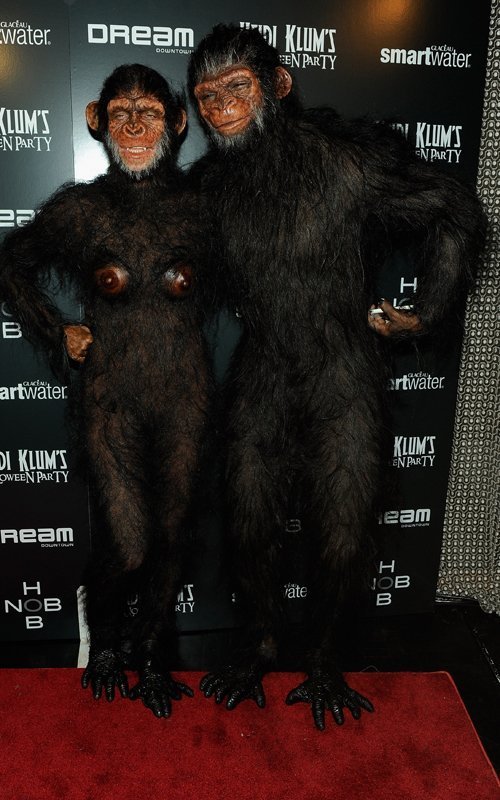 Heidi s manželem v opičím kostýmu