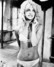 Černobílá fotografie Goldie Hawn ve spodním prádle