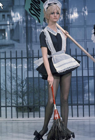 Goldie Hawn v kostýmu služebné