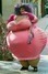 Fotografie obézní ženy v růžových šatech