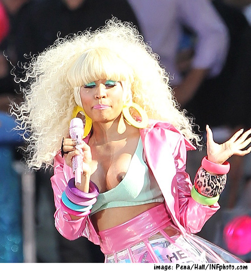 Nicki Minaj ve svém růžovém outfitu odhaluje prso