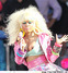 Nicki Minaj ve svém růžovém outfitu odhaluje prso