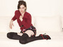 Kristen Stewart v červeném svetru a černých nadkolenkách