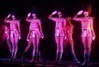 Tanečnice pařížského kabaretu Crazy Horse