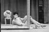 Černobílá fotografie půvabné francouzské herečky Audrey Tautou