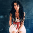 Amy Winehouse s krásnými dlouhými vlasy v bílých šatech s červeným páskem