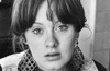 Černobílá fotografie zpěvačky Adele čelním pohledem