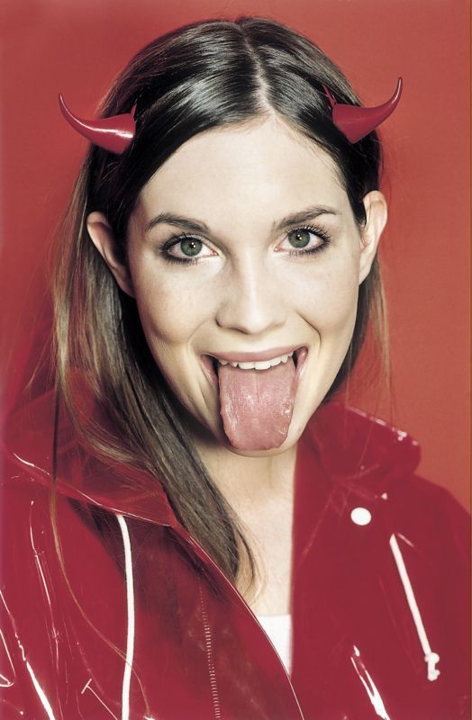 Herečka Hana Vagnerová s červenými rohy a vyplazeným jazykem