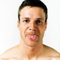 muž s pilulkou na jazyku