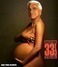 Fotografie parodující muže jako těhotnou ženu